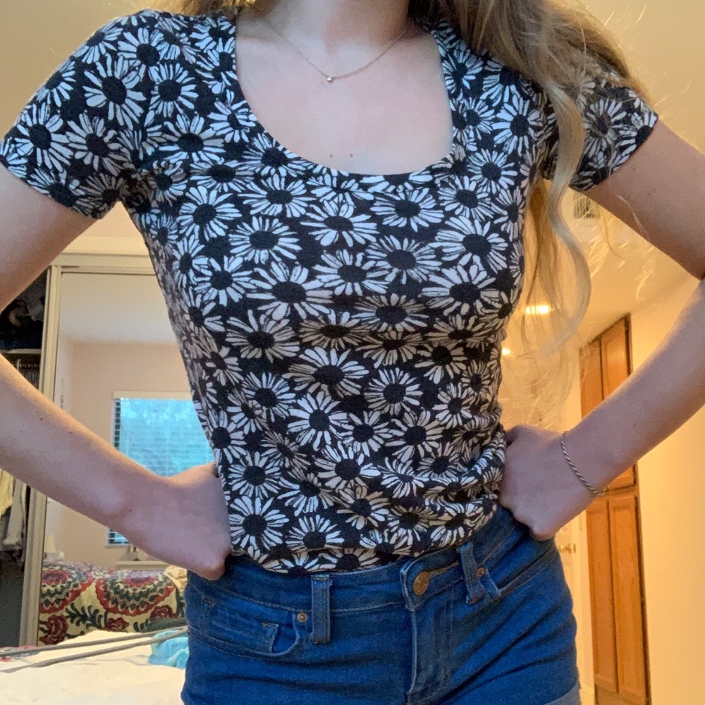 Urban Outfitters daisy tee